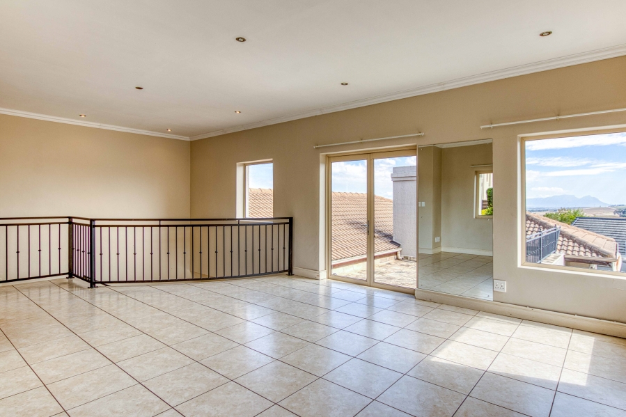 3 Bedroom Property for Sale in Bakkershoogte Western Cape